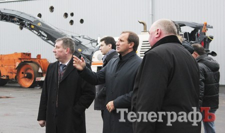 Мэр Кременчуга осмотрел 5 КрАЗов, один трактор и форму водителей ДРСУ