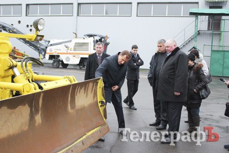 Мэр Кременчуга осмотрел 5 КрАЗов, один трактор и форму водителей ДРСУ