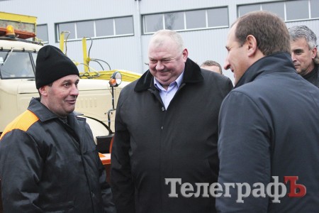 Мэр Кременчуга осмотрел 5 КрАЗов, один трактор и форму водителей ДРСУ