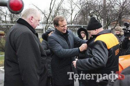Мэр Кременчуга осмотрел 5 КрАЗов, один трактор и форму водителей ДРСУ