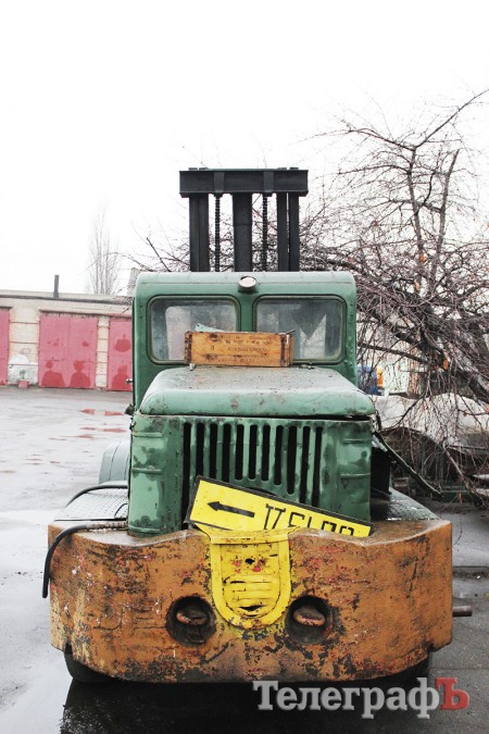 Мэр Кременчуга осмотрел 5 КрАЗов, один трактор и форму водителей ДРСУ