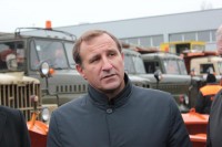 Мэр Кременчуга осмотрел 5 КрАЗов, один трактор и форму водителей ДРСУ
