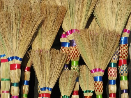 Мошенник в Кременчуге «заработал» 38 тысяч гривен на обычных вениках