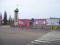 В Кременчуге неизвестные срезали пролет забора, который обеспечивал безопасность пешеходов