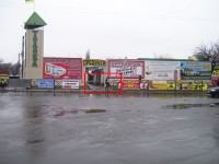 В Кременчуге неизвестные срезали пролет забора, который обеспечивал безопасность пешеходов