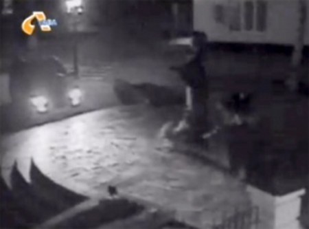 В Полтаве неизвестный на авто осквернил памятник Раисы Кириченко