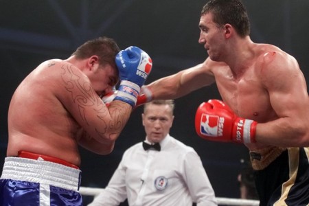 Кременчужанин Виктор Выхрист одержал первую победу в Мировой серии бокса