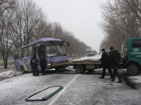 На автодороге Полтава-Кременчуг столкнулись Daewoo Lanos, автобус и автоэвакуатор: погибла девушка