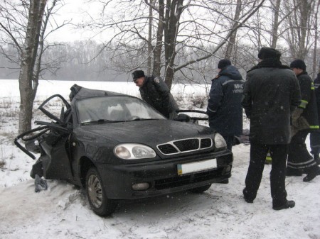 На автодороге Полтава-Кременчуг столкнулись Daewoo Lanos, автобус и автоэвакуатор: погибла девушка