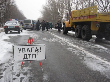 На автодороге Полтава-Кременчуг столкнулись Daewoo Lanos, автобус и автоэвакуатор: погибла девушка