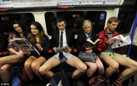 В 25 странах мира тысячи людей покатались в метро без штанов