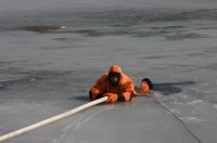 На Крещение МЧСники будут спасать людей, оказавшихся в воде, шестью способами