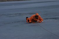 На Крещение МЧСники будут спасать людей, оказавшихся в воде, шестью способами