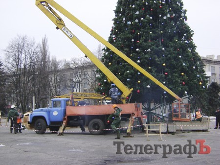 В Кременчуге разбирают главную новогоднюю елку В Кременчуге разбирают главную новогоднюю елку