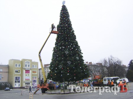 В Кременчуге разбирают главную новогоднюю елку