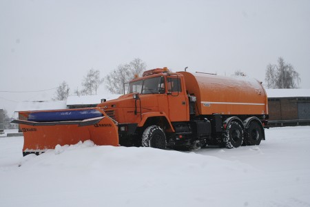 АвтоКрАЗ создал для ООН комбинированный автомобиль со снегоотвалом и вакуумным подметально-уборочным оборудованием