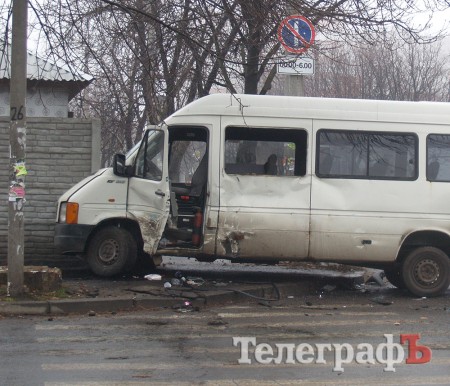 В центре Кременчуга столкнулись маршрутка 2В и «ГАЗель» В центре Кременчуга столкнулись маршрутка 2В и «ГАЗель»