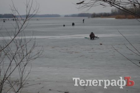 Дождь идет, они сидят - зимняя рыбалка в Кременчуге