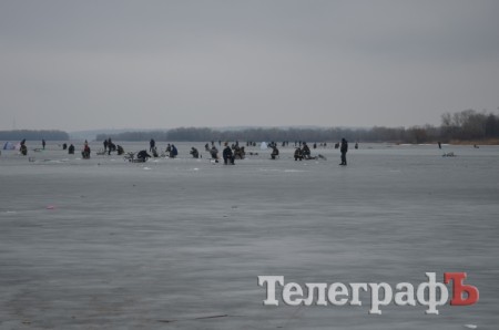 Дождь идет, они сидят - зимняя рыбалка в Кременчуге
