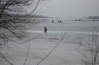 Дождь идет, они сидят - зимняя рыбалка в Кременчуге