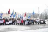 «Свобода» и жители Кременчугского района пикетируют райсовет с требованием не выселять их из сел, чтобы строить ГОК