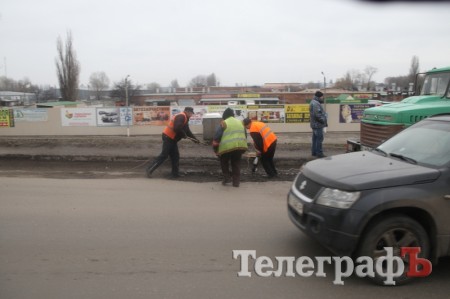 В Кременчуге второй день ремонтируют «мост» на пивзаводе