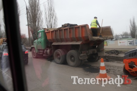 В Кременчуге второй день ремонтируют «мост» на пивзаводе