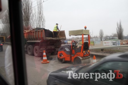 В Кременчуге второй день ремонтируют «мост» на пивзаводе