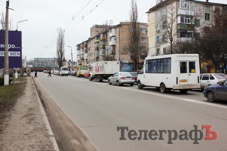 В Кременчуге товарный поезд парализовал движение автомобилей