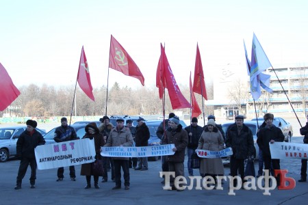 В Кременчуге сторонники компартии и свободных профсоюзов пикетировали сессию горсовета