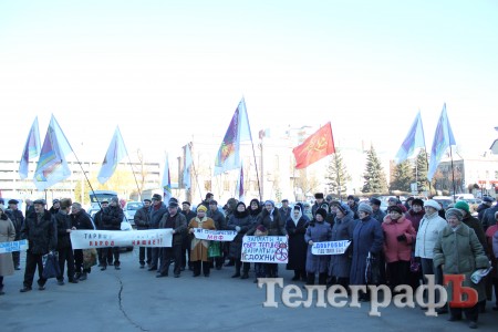 В Кременчуге сторонники компартии и свободных профсоюзов пикетировали сессию горсовета