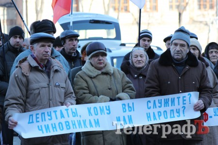 В Кременчуге сторонники компартии и свободных профсоюзов пикетировали сессию горсовета