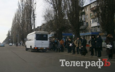 В Кременчуге с утра из-за проверок ГАИ люди толпятся на остановках и опаздывают на работу