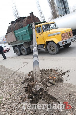 Не проскочил: в Кременчуге на «КрАЗ» упал столб