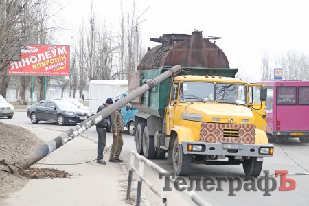Не проскочил: в Кременчуге на «КрАЗ» упал столб