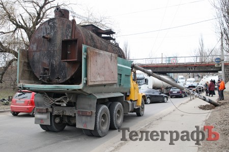 Не проскочил: в Кременчуге на «КрАЗ» упал столб