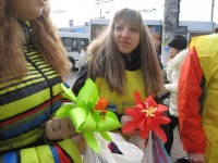 Кременчужанам накануне 8 Марта подарили более 350 бумажных цветов (ФОТО)