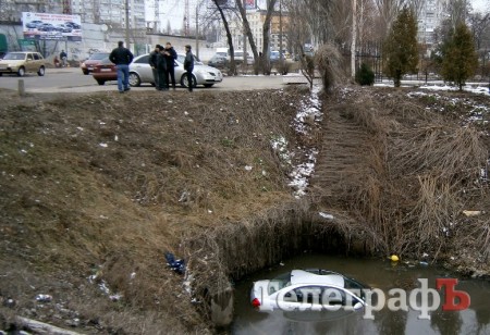 В Кременчуге возле Троицкой церкви автомобиль слетел в канал с водой