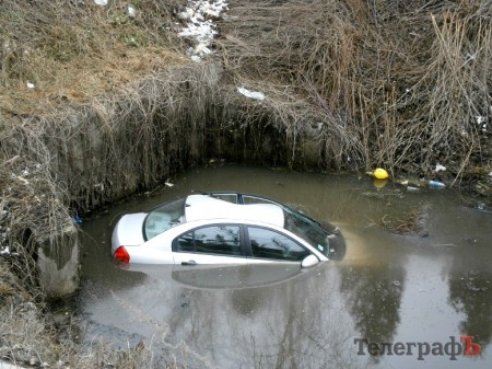 У автомобиля «Hyundai Accent», который в Кременчуге слетел в канал с водой, лопнуло колесо