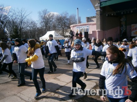 В Кременчуге Масленицу отметили без блинов, но с тортом, флешмобом и под песни Сергея Лоба