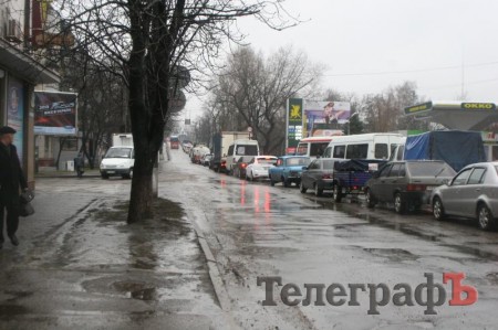 В Кременчуге снова пробка: автомобили по мосту двигаются 10 километров в час