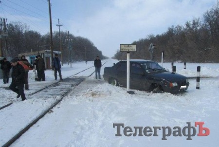 В Лохвицком районе автомобиль попал под поезд: люди чудом остались живы