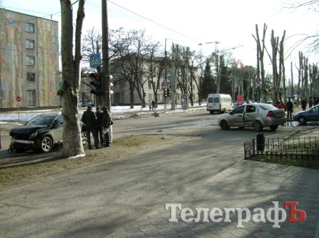 В центре Кременчуга столкнулись Lexus и Chevrolet