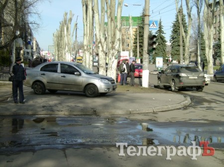 В центре Кременчуга столкнулись Lexus и Chevrolet