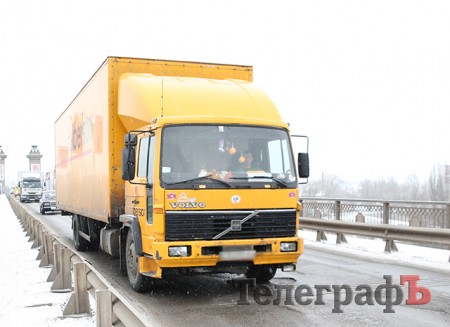 Не все фуры теперь могут ехать через Крюковский мост