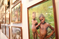 В Кременчуге открылась выставка фоторабот священника, побывавшего в Гвинее, где в некоторых племенах еще процветает каннибализм