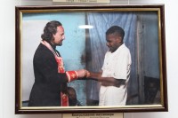 В Кременчуге открылась выставка фоторабот священника, побывавшего в Гвинее, где в некоторых племенах еще процветает каннибализм