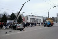 В Кременчуге автомобиль врезался в электроопору: водителя увезла "скорая"
