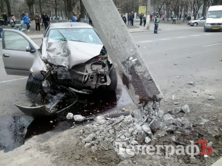 В Кременчуге автомобиль врезался в электроопору: водителя увезла "скорая"