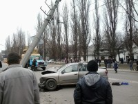 В Кременчуге автомобиль врезался в электроопору: водителя увезла "скорая"